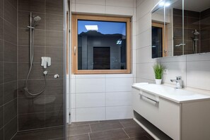 Douche, sèche-cheveux, serviettes fournies