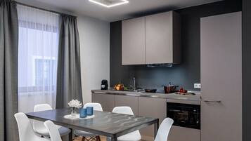Wasserkocher mit Kaffee-/Teezubehör, Kühlschrank, Mikrowelle