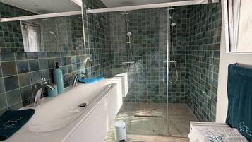 Douche, sĂšche-cheveux, serviettes fournies