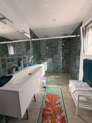 Dusche, Haartrockner, Handtücher