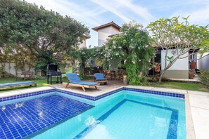 Maison Deluxe, 4 chambres, piscine privée, en bord de plage | Piscine | Piscine couverte, parasols de plage, chaises longues