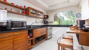 Deluxe House, 4 Bedrooms, Private Pool, Beachside | Private kitchen | Fridge, microwave, oven, stovetop