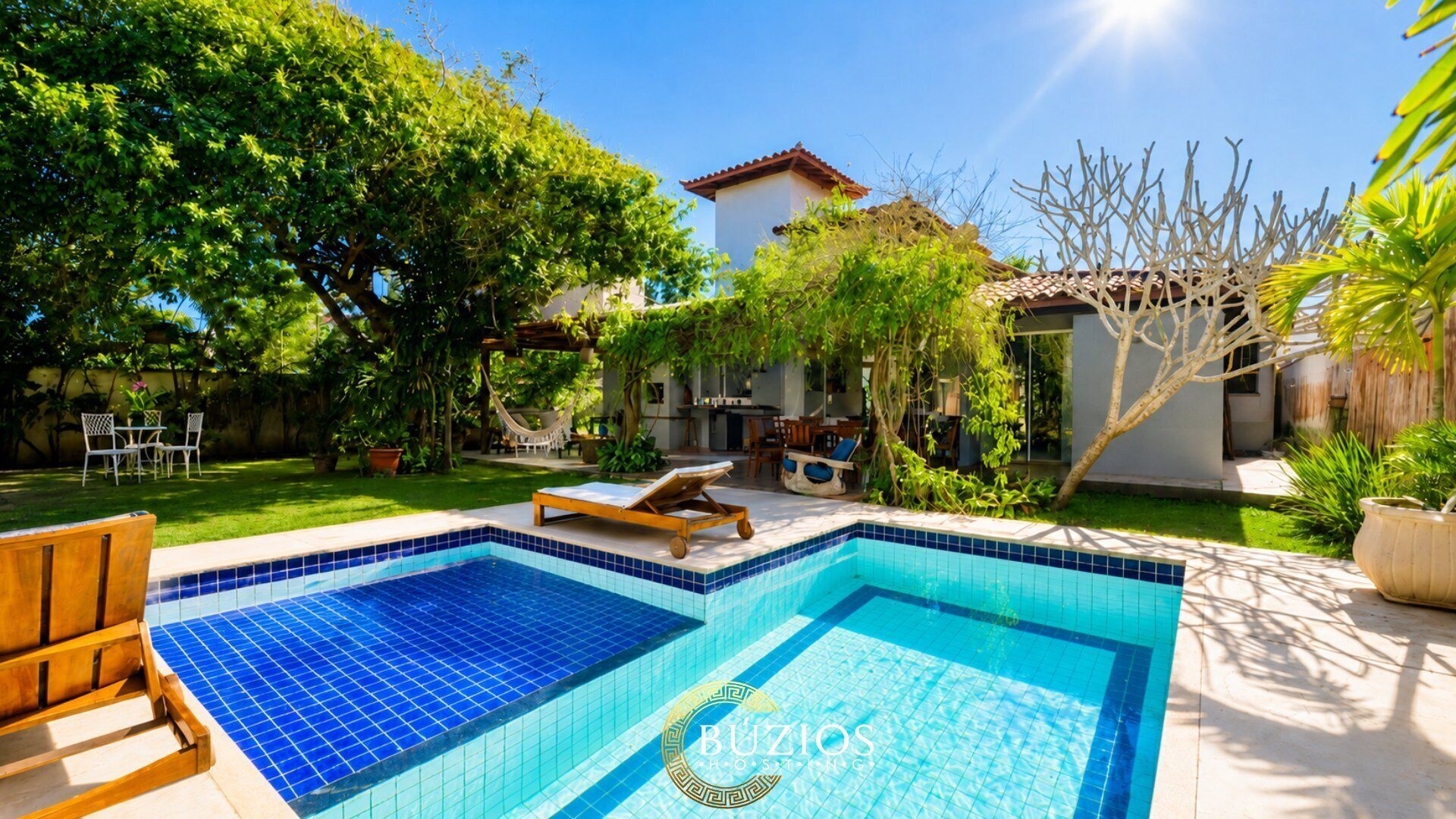 Deluxe-Haus, 4 Schlafzimmer, eigener Pool, am Strand | Pool | Innenpool, Sonnenschirme, Liegestühle