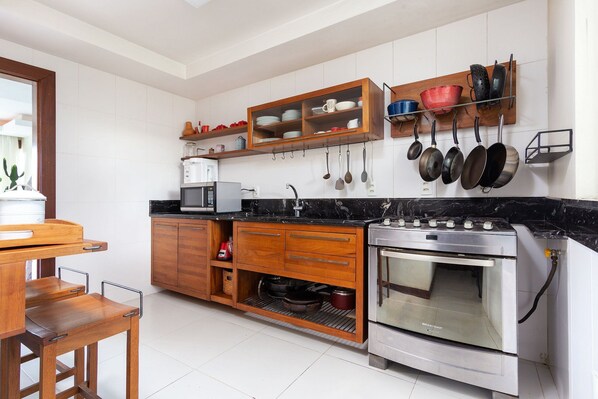 Deluxe House, 4 Bedrooms, Private Pool, Beachside | Private kitchen | Fridge, microwave, oven, stovetop