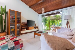 Deluxe House, 4 Bedrooms, Private Pool, Beachside | Living area