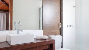Casa luxo, 4 quartos, piscina particular, ao lado da praia | Banheiro | Chuveiro, secador de cabelo, toalhas de banho, papel higiênico