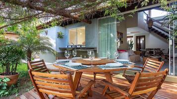 Casa luxo, 4 quartos, piscina particular, ao lado da praia | Opções para refeição ao ar livre