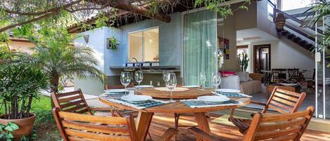Deluxe House, 4 Bedrooms, Private Pool, Beachside | Outdoor dining