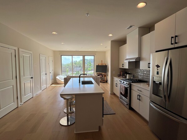 Microwave, oven, stovetop, dishwasher - 3-bedroom townhome in wonderful North Chattanooga with AMAZING view of city! (Chattanooga)