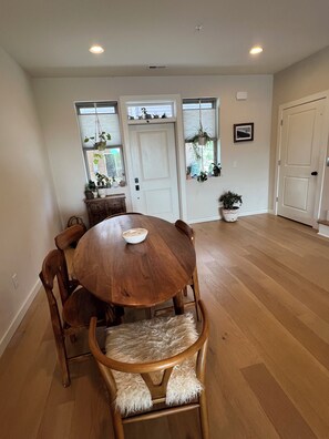 Dining - 3-bedroom townhome in wonderful North Chattanooga with AMAZING view of city! (Chattanooga)