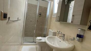 Dusche, Haartrockner, Bidet, Handtücher