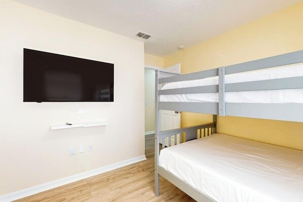 4 bedrooms, iron/ironing board, WiFi, bed sheets