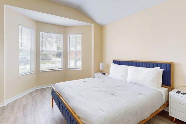 4 bedrooms, iron/ironing board, WiFi, bed sheets