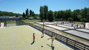 Un terrain de sport extérieur où l’on peut pratiquer diverses activités sportives.