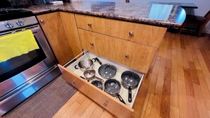 冰箱、微波炉、烤箱、炉灶