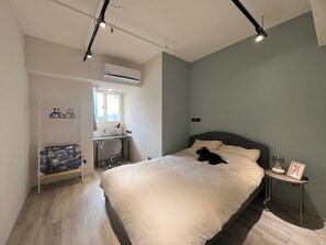 3 soverom, skrivebord, strykejern/-brett og reiseseng for barn