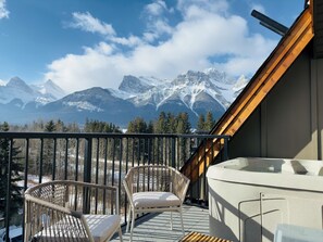 Outdoor spa tub - 【New】Luxury retreat*private hot tub* Best Mtn view* AC *3BD Suites*Walk to DT (Canmore)