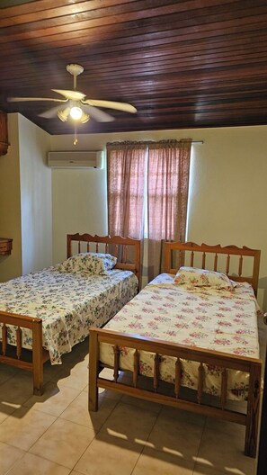 3 habitaciones, tabla de planchar con plancha y wifi gratis 