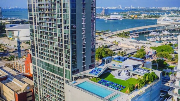 A high-rise hotel with a rooftop pool and marina. - Miami Downtown 27 floor Luxe Escape rooftop pool and jacuzzi (Miami)