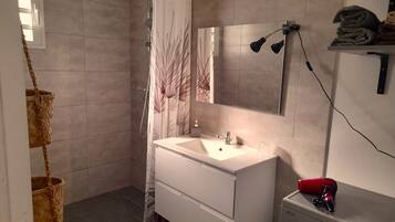 Douche, sĂšche-cheveux, serviettes fournies, savon