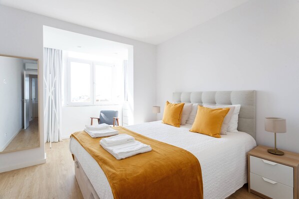 2 bedrooms, iron/ironing board, internet, bed sheets