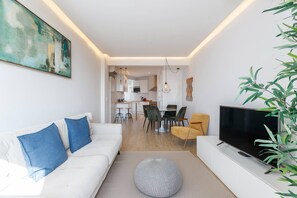 TV - Cozy Apartment for Family and Group of Friends (Oeiras)