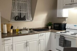 Private kitchen - Cozy 1BR Retreat l 1 Bath l Close to EWR & NYC (East Orange)