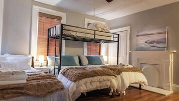 3 chambres, bureau, fer et planche à repasser, lit parapluie