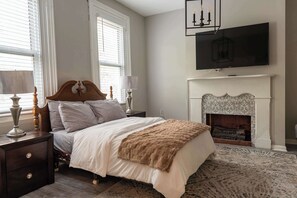 3 bedrooms, desk, iron/ironing board, travel cot