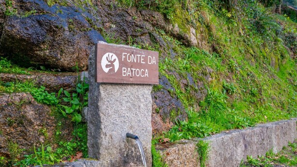 Skilt for Fonte da Batoca med en vandsøjle.