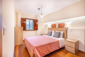 1 slaapkamer, een strijkplank/strijkijzer, internet, beddengoed