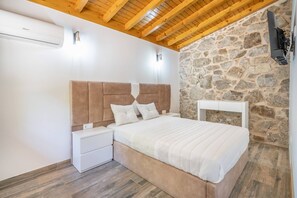 1 bedroom, iron/ironing board, internet, bed sheets