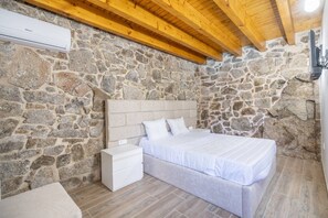 2 bedrooms, iron/ironing board, Internet, bed sheets