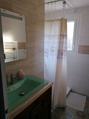 Séchoir à cheveux, serviettes fournies, papier de toilette