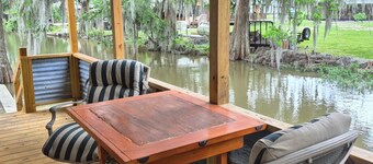 Cozy Swamp Cabin in charming Pierre Part with AC, WiFi