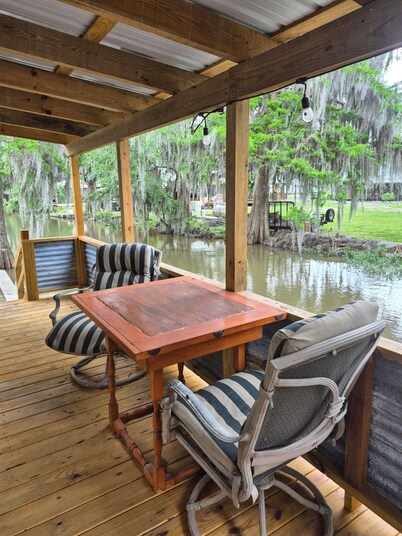 Cozy Swamp Cabin in charming Pierre Part with AC, WiFi