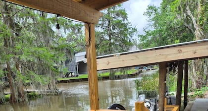 Cozy Swamp Cabin in charming Pierre Part with AC, WiFi