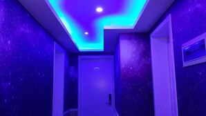 Un corridoio stretto con un soffitto decorato da un motivo geometrico e un design a tema stellato.