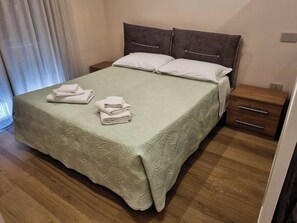 2 slaapkamers, een bureau, geluiddichte muren