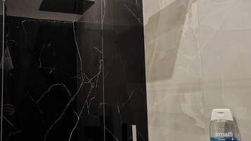 Gratis toiletartikler, hårtørrer, badekåber, håndklæder