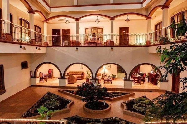 Vista frontal de la propiedad