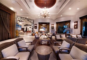 A spacious lobby with a central seating area, a chandelier, and a large mirror. - Shangri-la Boutique Hotel (Wujie)