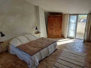 4 عدّة غرف نوم ومكتب ومكواة/لوح كي وسرير سفر