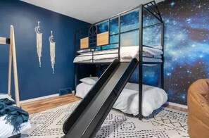 6 quartos, ferros/tábuas de passar roupa, berço de viagem, Wi-Fi
