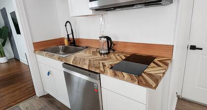 City Charmer Cottage- 3-bed, 2 bath- 1000sf apartment in downtown Wilson-Unit B