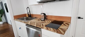 City Charmer Cottage- 3-bed, 2 bath- 1000sf apartment in downtown Wilson-Unit B