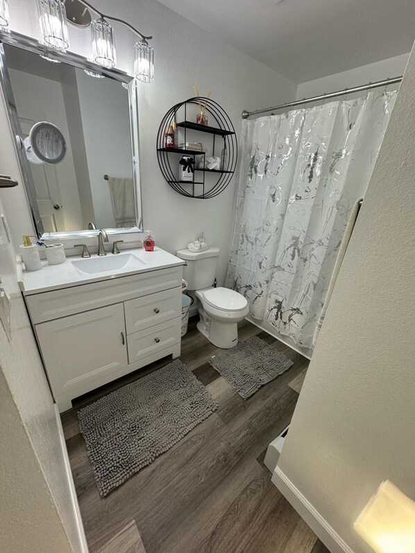 提供毛巾、洗頭水、廁紙