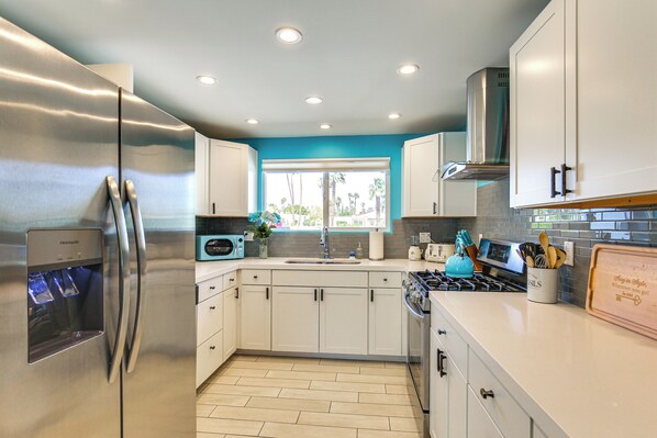 Fridge, microwave, stovetop, dishwasher