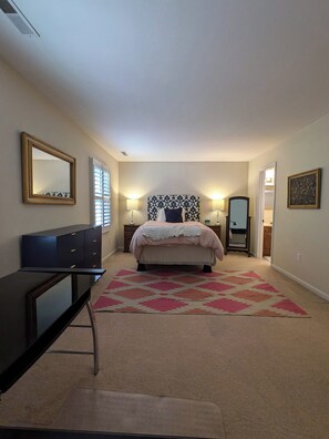 4 bedrooms, desk, iron/ironing board, travel cot - Hidden Haven near DC:  4Bed, 4Bath, Gym, Garage, All Private Parking & Amenities (Alexandria)