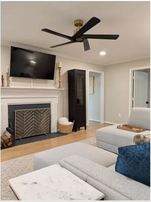 Smart TV, lareira, mesa de pingue-pongue, livros